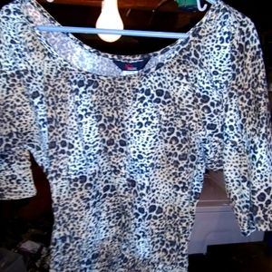 Small top mid sleeved